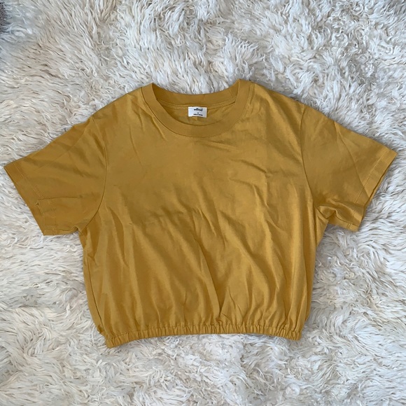 Aritzia Tops - 🌸Aritzia crop top🌸